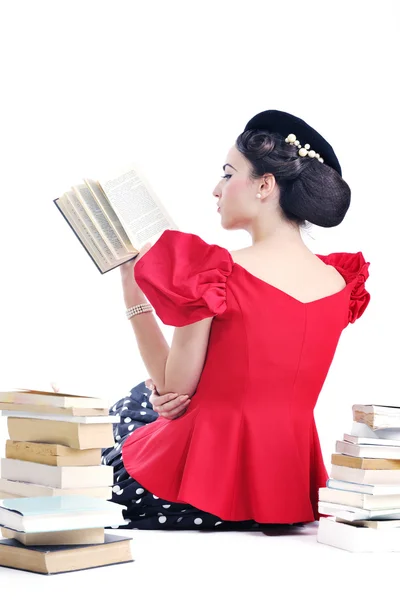Красивая молодая женщина читает книги — стоковое фото