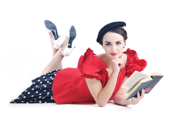 Schöne junge Frau las Buch — Stockfoto