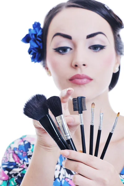 Krásná mladá žena použití make-up — Stock fotografie