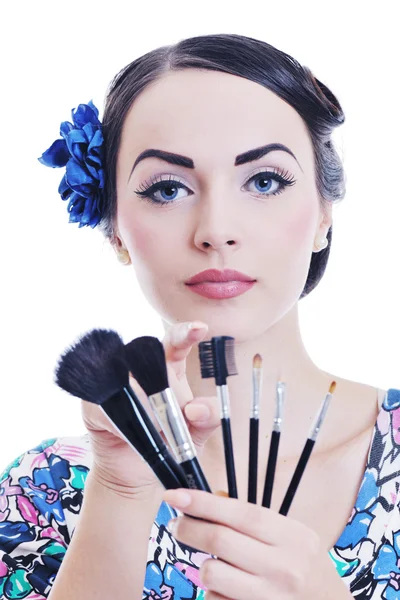 Mooie jonge vrouw toepassing van make-up — Stockfoto