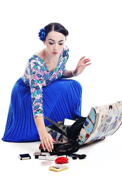 Пінап ретро жінка з дорожньою сумкою ізольована — стокове фото