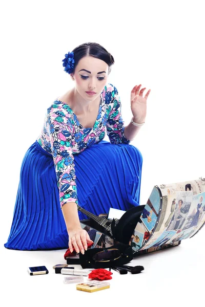 Пинап ретро женщина с дорожной сумкой изолированы — стоковое фото
