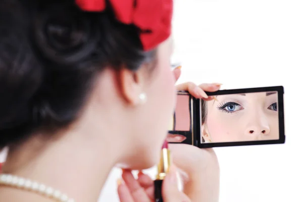 Hermosa mujer joven aplicando maquillaje — Foto de Stock