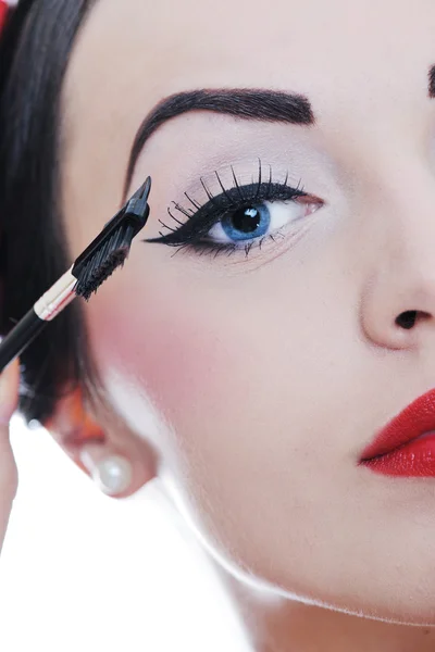 Hermosa mujer joven aplicando maquillaje — Foto de Stock