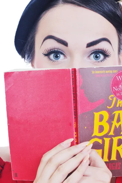 Wanita muda yang cantik membaca buku — Stok Foto