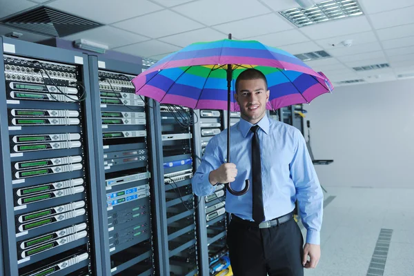 Uomo d'affari tenere l'ombrello nella sala server — Foto Stock