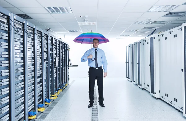 Empresário guarda guarda-chuva na sala do servidor — Fotografia de Stock