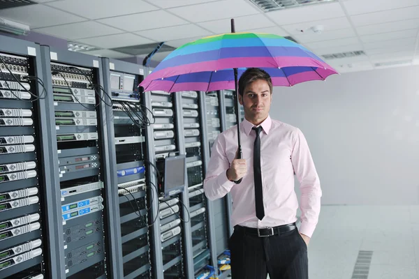Επιχειρηματίας κρατήστε την ομπρέλα στο δωμάτιο διακομιστή — Φωτογραφία Αρχείου