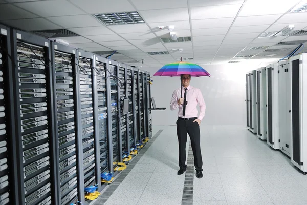 Affärsman hålla paraply i serverrum — Stockfoto