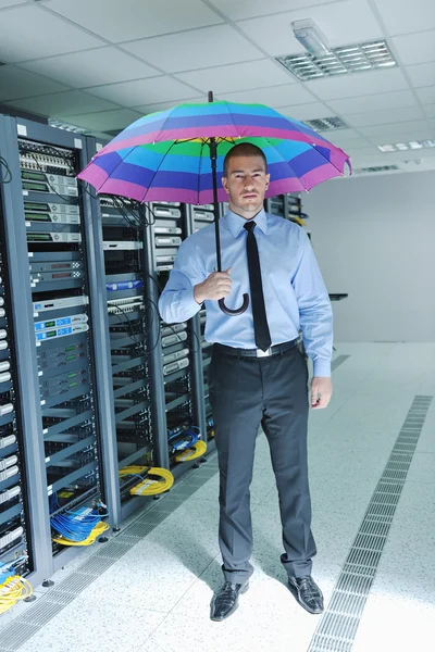 商人在服务器房间中撑起雨伞 — 图库照片