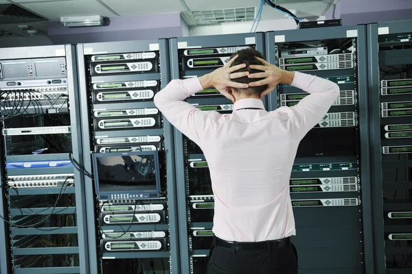 Systemausfall im Netzwerk-Serverraum — Stockfoto