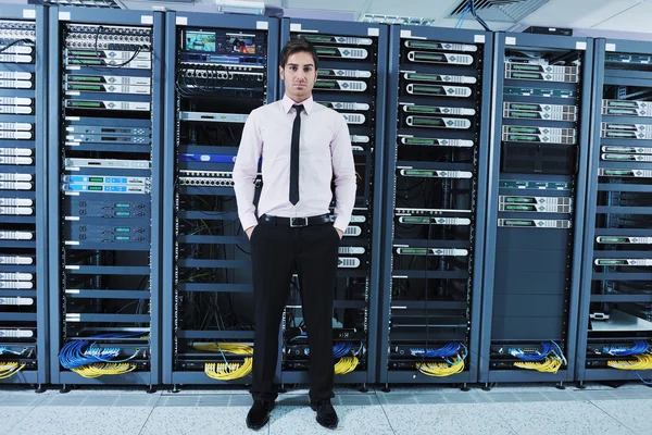 若いデータセンターサーバールームのエンジニアは — ストック写真