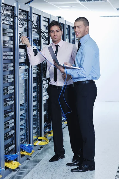 Enineers nella sala server di rete — Foto Stock