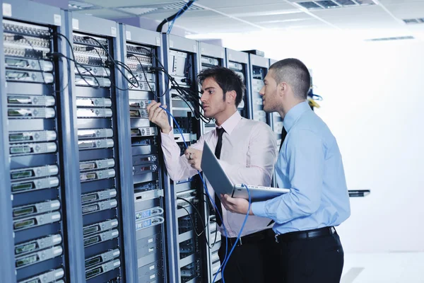 It enineers in network server room — Stock Photo, Image