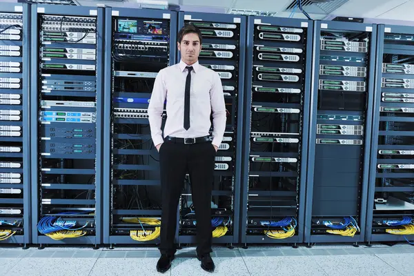 Joven engeneer en la sala de servidores del centro de datos —  Fotos de Stock