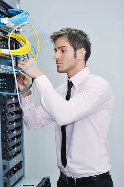 Jovem ele engeneer em datacenter servidor quarto — Fotografia de Stock