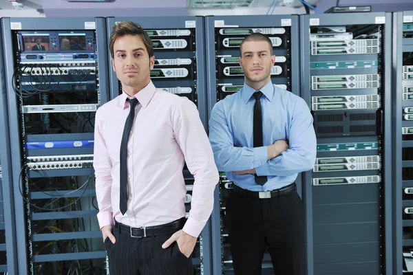 It enineers in network server room — Stock Photo, Image