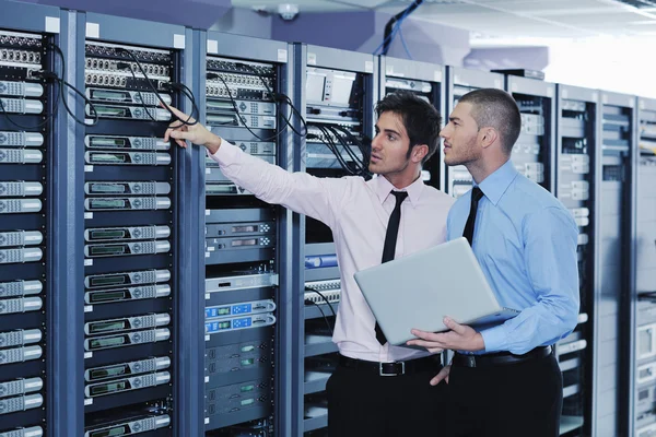 Het enineers in de serverkamer netwerk — Stockfoto