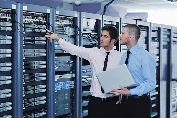 Es enineers im Netzwerk-Server-Raum — Stockfoto