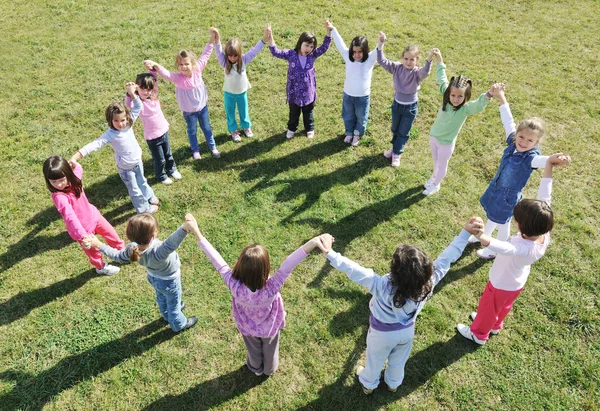 Enfants d'âge préscolaire en plein air avoir du plaisir — Photo