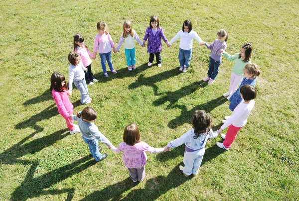 Preescolar niños al aire libre divertirse — Foto de Stock