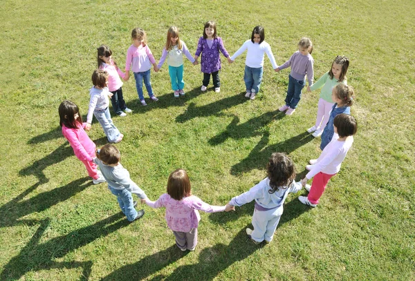 Preescolar niños al aire libre divertirse — Foto de Stock