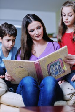 genç anne oyun onların evde çocuklar ve kitap okumak
