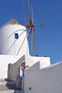 Yunan kadın Oia, Santorini, Yunanistan sokaklarında