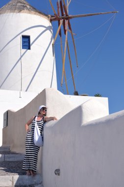 Yunan kadın Oia, Santorini, Yunanistan sokaklarında