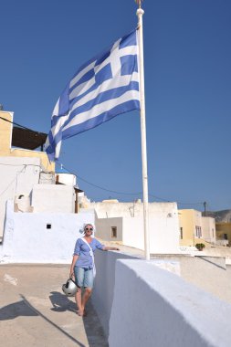 Yunan kadın Oia, Santorini, Yunanistan sokaklarında