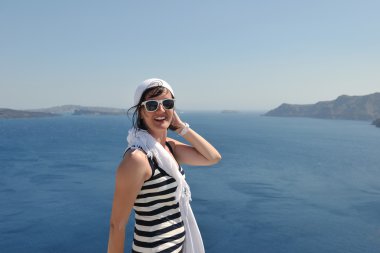 Yunan kadın Oia, Santorini, Yunanistan sokaklarında