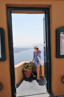 Yunan kadın Oia, Santorini, Yunanistan sokaklarında