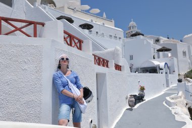 Yunan kadın Oia, Santorini, Yunanistan sokaklarında