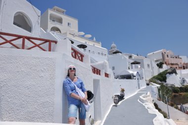 Yunan kadın Oia, Santorini, Yunanistan sokaklarında