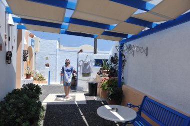 Yunan kadın Oia, Santorini, Yunanistan sokaklarında