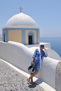 Yunan kadın Oia, Santorini, Yunanistan sokaklarında