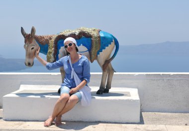 Yunan kadın Oia, Santorini, Yunanistan sokaklarında