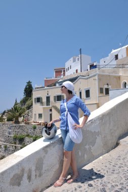 Yunan kadın Oia, Santorini, Yunanistan sokaklarında