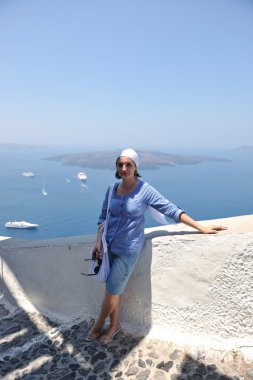 Yunan kadın Oia, Santorini, Yunanistan sokaklarında