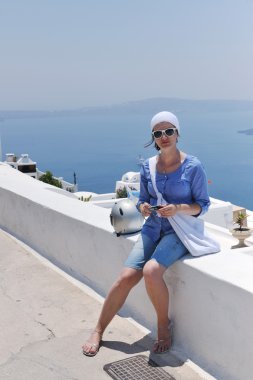 Yunan kadın Oia, Santorini, Yunanistan sokaklarında