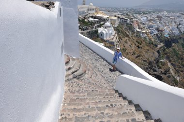 Yunan kadın Oia, Santorini, Yunanistan sokaklarında