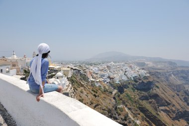 Yunan kadın Oia, Santorini, Yunanistan sokaklarında