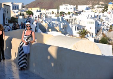 Yunan kadın Oia, Santorini, Yunanistan sokaklarında