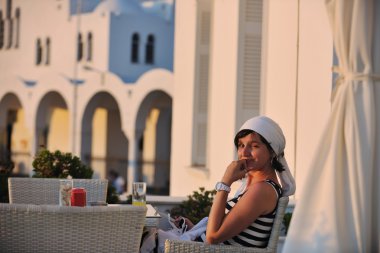 Yunan kadın Oia, Santorini, Yunanistan sokaklarında