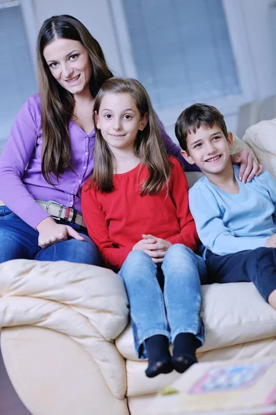 Felice giovane famiglia divertirsi a casa — Foto Stock