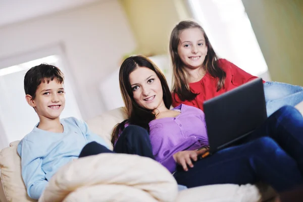 Boldog, fiatal család otthon szórakozni — Stock Fotó