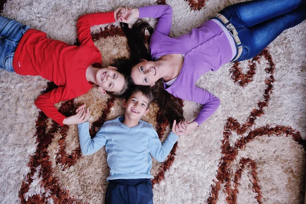 Gelukkige jonge familie plezier thuis — Stockfoto