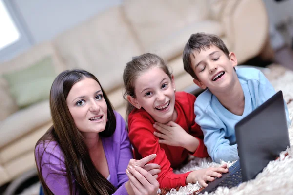 Ευτυχισμένη οικογένεια νέοι έχουν διασκέδαση στο σπίτι — Φωτογραφία Αρχείου