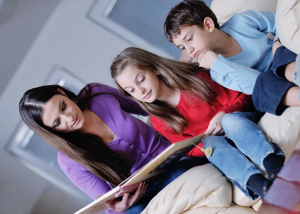 Gelukkige jonge familie plezier thuis — Stockfoto