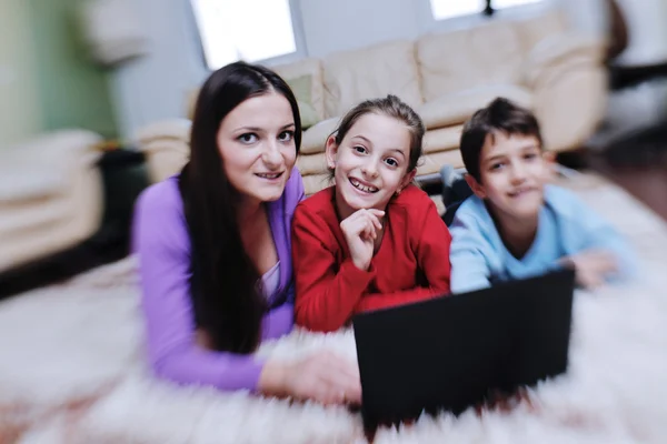 Glad ung familj har roligt hemma — Stockfoto